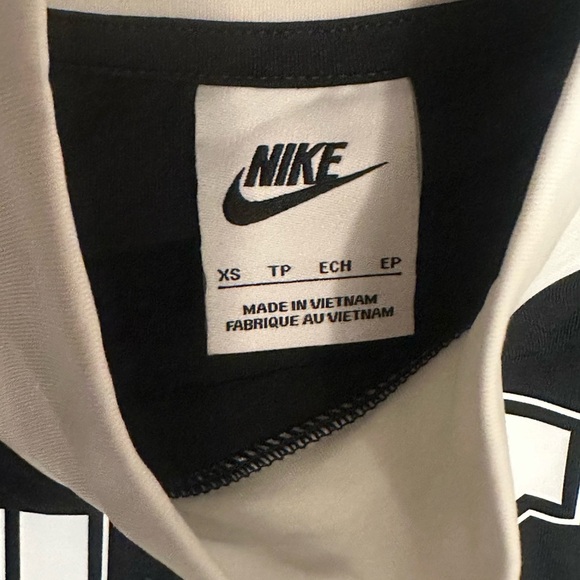 Nike Women's Black and White Crop Top - Picture 3 of 3